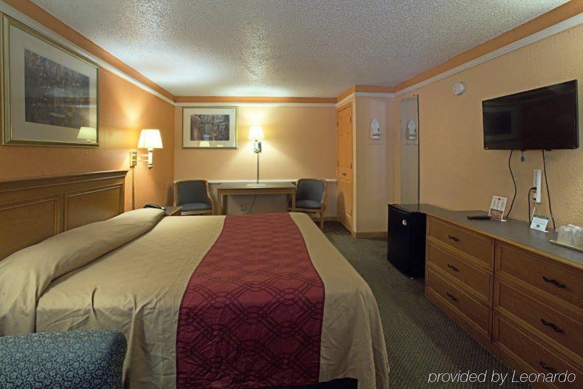 Howard Johnson By Wyndham Atlanta College Park Extérieur photo